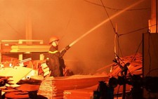 ​Xưởng gỗ cháy dữ dội trong đêm