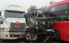3 ôtô tông nhau liên hoàn, Quốc lộ 1 kẹt cứng