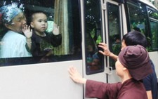 ​Tiếp tục đưa người già, trẻ em ra khỏi chùa Bồ Đề