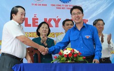 ​Tặng bồn chứa nước sạch cho bà con ngoại thành