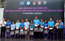 Cảnh sát giao thông đổi mũ bảo hiểm 