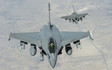Máy bay, tên lửa Mỹ ồ ạt tấn công IS tại Syria