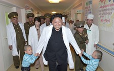 Kim Jong Un vắng mặt bất thường vì... bị thương đầu gối