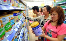 Giá sữa nguyên liệu giảm mạnh, doanh nghiệp sữa vẫn 