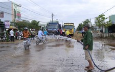 Bụi mù mịt, người dân bức xúc chặn xe công trình