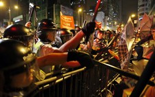 Đụng độ tại Hong Kong, hàng chục người bị thương