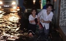 ​Sài Gòn mưa ngập: Trẻ con lội nước về nhà