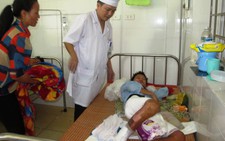 Bé trai bỏng nặng nghi do mẹ xô vào đống lửa