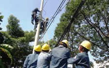 Xe cẩu kéo gãy cột điện, giao thông ùn tắc nhiều giờ