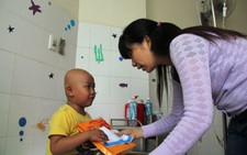 ​“Ước mơ của Thúy” tặng quà cho bệnh nhi Đà Nẵng