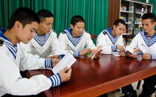 ​Bàn giao tủ sách pháp luật cho huyện Trường Sa