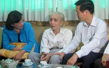 ​Lãnh đạo TP.HCM thăm nhạc sĩ Phan Huỳnh Điểu