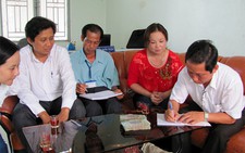 Trưởng ban tuyên giáo huyện góp tiền giúp giáo viên bị trễ lương