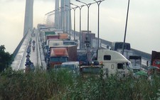 Xe cộ “chết cứng” trên cầu Phú Mỹ hơn 2 giờ