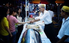 Du khách chen nhau thưởng thức “Món ngon các nước” 2014