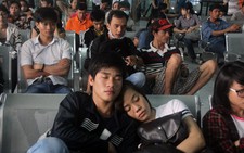 Mỏi mệt cảnh chờ mua vé tàu tết