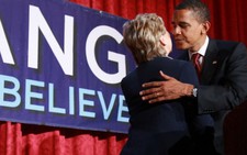 ​Tỉ phú Warren Buffett quyên góp cho bà Clinton
