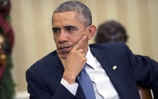 Ông Obama bất ngờ tới bệnh viện khám họng