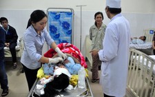 Xe chở kỹ sư, công nhân va chạm xe tải, 15 người bị thương