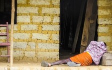 Ebola giảm ở Liberia, bùng lên ở Sierra Leone