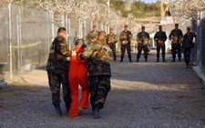Tù nhân Guantanamo tiết lộ chuyện bị hành hạ
