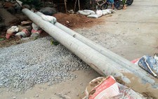 ​Trụ điện đang thi công ngã đè chết 1 công nhân