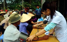 Khám bệnh, phát thuốc miễn phí cho hơn 200 người nghèo