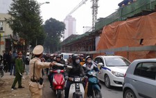 Phân luồng giao thông qua hiện trường vụ sập giàn giáo
