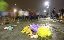 Những bước chân đón năm mới 2015 trên đường... rác