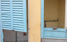Nhà vệ sinh ở trường: dơ, hôi đến hãi hùng