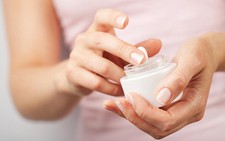 ​Cách làm kem trộn trắng da mặt và toàn thân