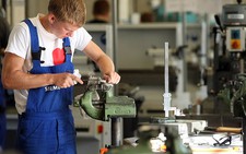 ​Nhà trường và nhà máy cùng dạy nghề