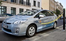 Toyota lập ngôi vương về doanh số bán xe