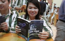 Thăm và tặng sách cho các phạm nhân