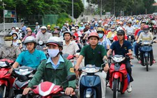 Thu phí xe máy chủ yếu nhắm vào người nghèo
