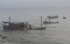 Sóng lớn đánh chìm tàu, 6 ngư dân may mắn được cứu