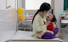 ​Chờ văcxin, trẻ mắc ho gà nặng hơn