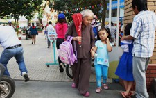 ​Khổ vì đưa đón con