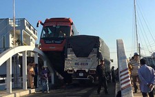 Không nhường đường, xe khách Phương Trang leo lan can cầu