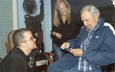 Cựu chủ tịch Fidel Castro xuất hiện tươi tắn tại nhà riêng