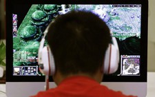 Nam sinh Trung Quốc chặt tay để cai nghiện internet