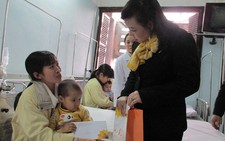 Bộ trưởng Y tế thăm hỏi, tặng quà bệnh nhi ung thư