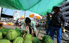 ​Cận tết hoa quả giảm giá vẫn ế ẩm