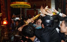 Tranh cướp hỗn loạn, giật cả 