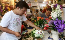 Hoa hồng nhiều, giá vẫn tăng vụt trong dịp 8-3