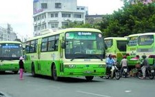 ​Buộc thôi việc nhân viên xe buýt thu tiền hành lý sai