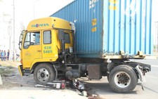 Xe container kéo lê nạn nhân gần 20 mét dưới gầm