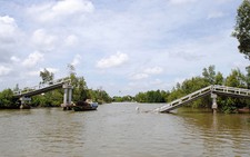 ​Khổ vì cầu, đường 