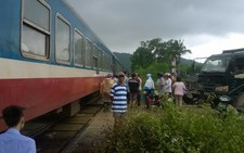 Tàu lửa SE2 đâm xe máy, hai người chết