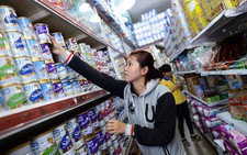 Cắt phí quảng cáo, giá sữa vẫn 